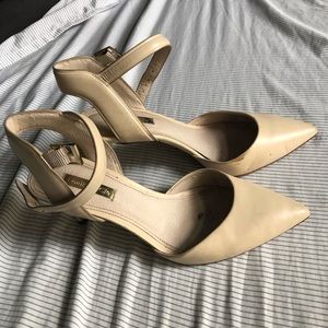 Pointed toe pumps in beige